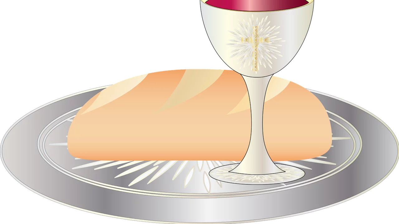 Auf einem silbernen Tablett liegt ein helles Brot, daneben steht ein glänzender Kelch mit rotem Inhalt. Die Darstellung symbolisiert oft religiöse Zermonien wie die Eucharistie.