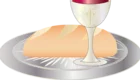 Auf einem silbernen Tablett liegt ein helles Brot, daneben steht ein glänzender Kelch mit rotem Inhalt. Die Darstellung symbolisiert oft religiöse Zermonien wie die Eucharistie.