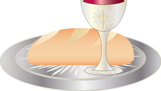 Auf einem silbernen Tablett liegt ein helles Brot, daneben steht ein glänzender Kelch mit rotem Inhalt. Die Darstellung symbolisiert oft religiöse Zermonien wie die Eucharistie.