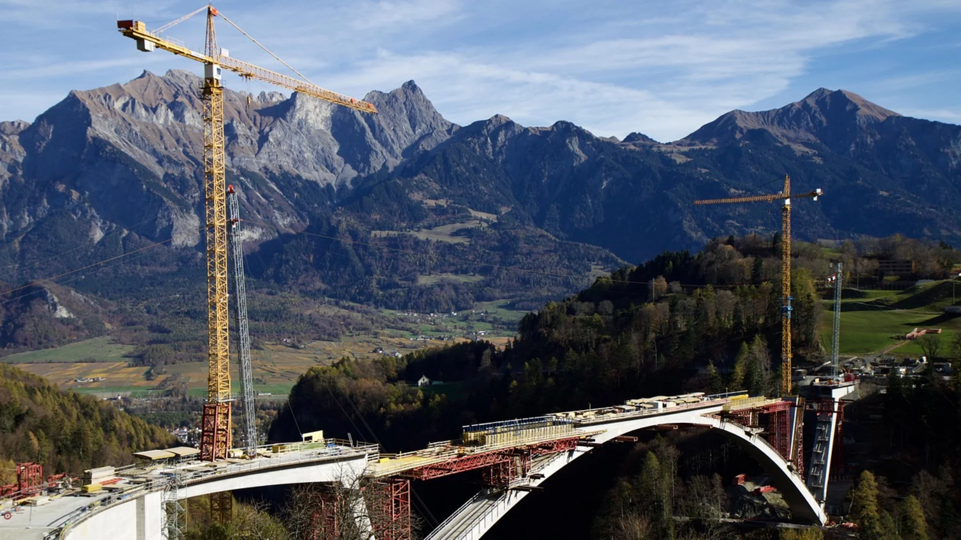 Ein Bogenbrücke im Bau. 
