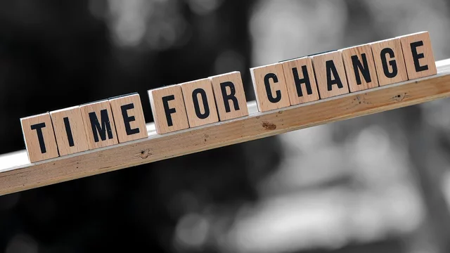 Holzbuchstaben mit der Aufschrift Time for change