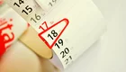 Der Kalender zeigt das Datum 18, eingefasst in einem roten Rechteck. Der vorherige Tag, der 17., ist ebenfalls sichtbar. Die Wochentage und die verbleibenden Daten sind unscharf im Hintergrund erkennbar.
