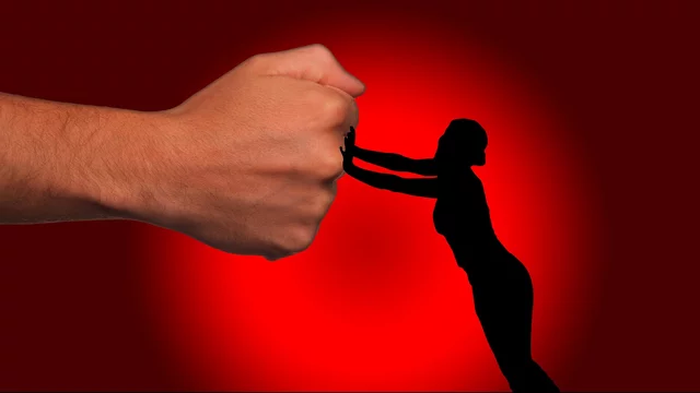 Frau stemmt sich gegen Faust