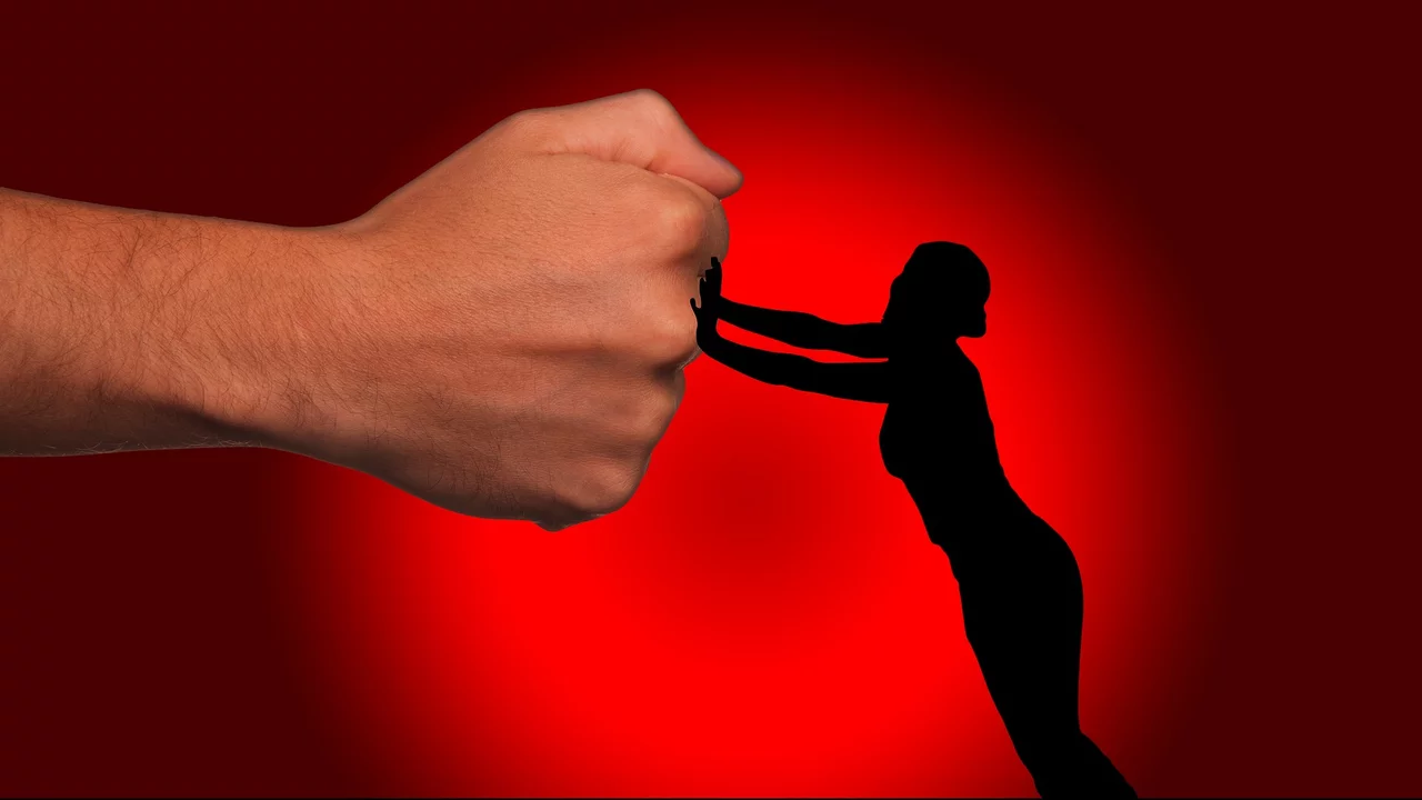 Frau stemmt sich gegen Faust