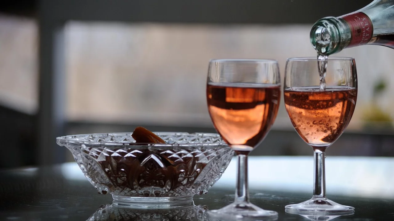 Zwei Gläser mit Wein. 