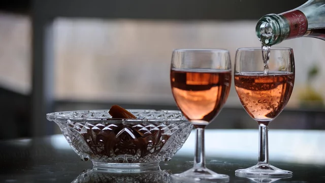 Zwei Gläser mit Wein. 