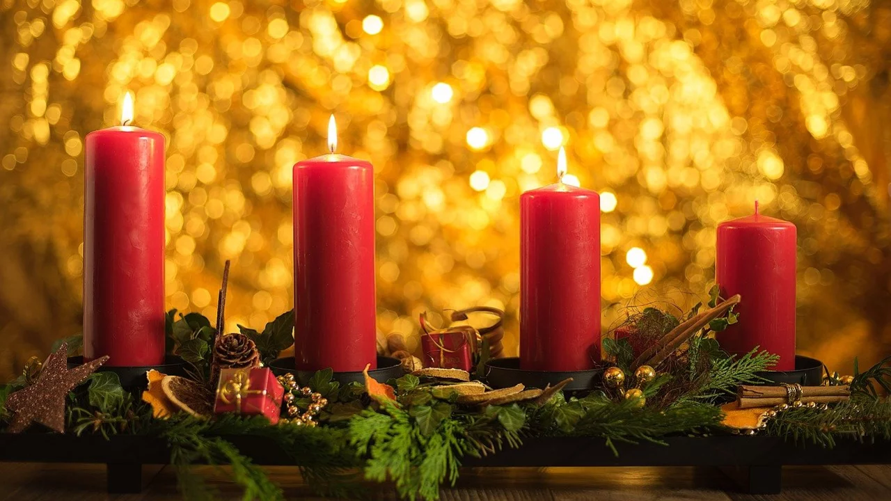 Adventskranz mit drei brennenden Kerzen. 