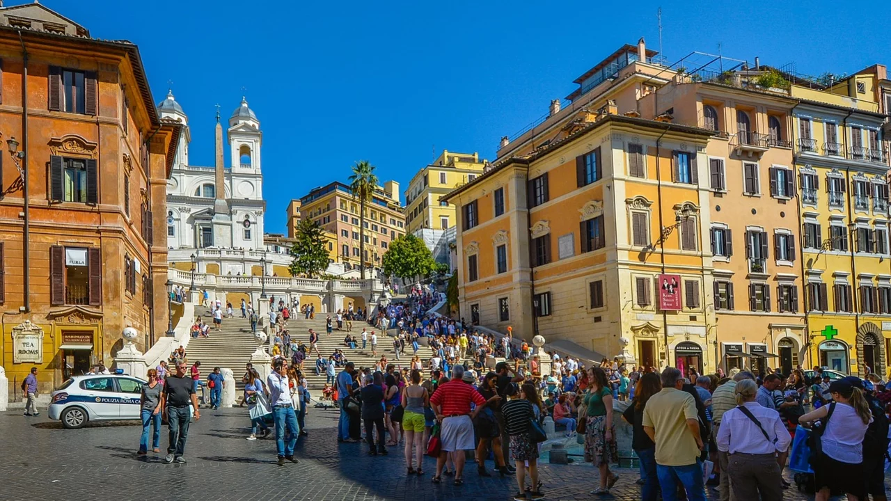 Touristen besuchen die Spanische Treppe. 