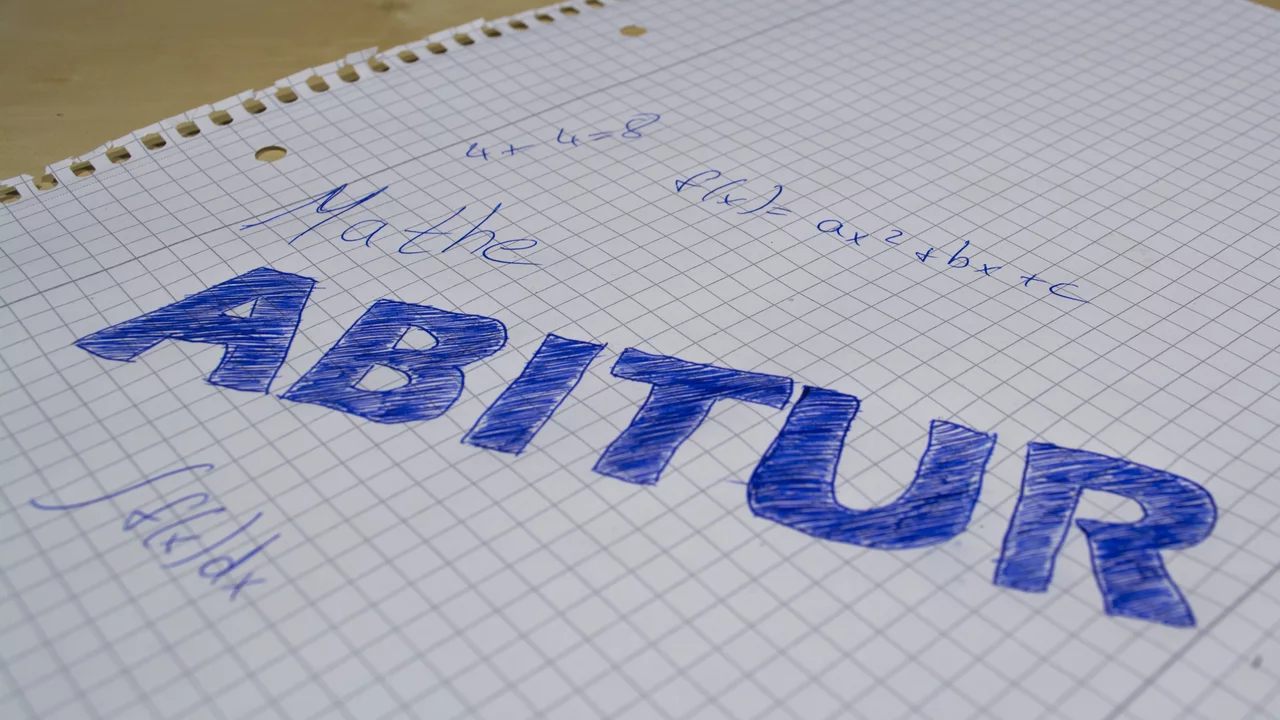 Schriftzug Abitur auf einem Notizblatt