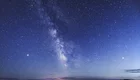Sternenhimmel. In der Bildmitte ist die Milchstraße zu erkennen.