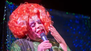 Glitzer fürs Neue Jahr - Nulf, Pfarrer und Drag Queen