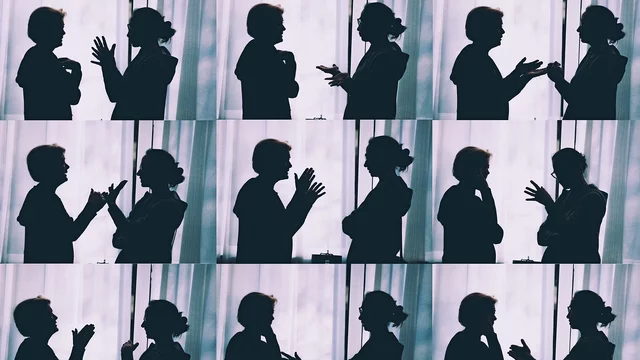 Menschen diskutieren miteinander