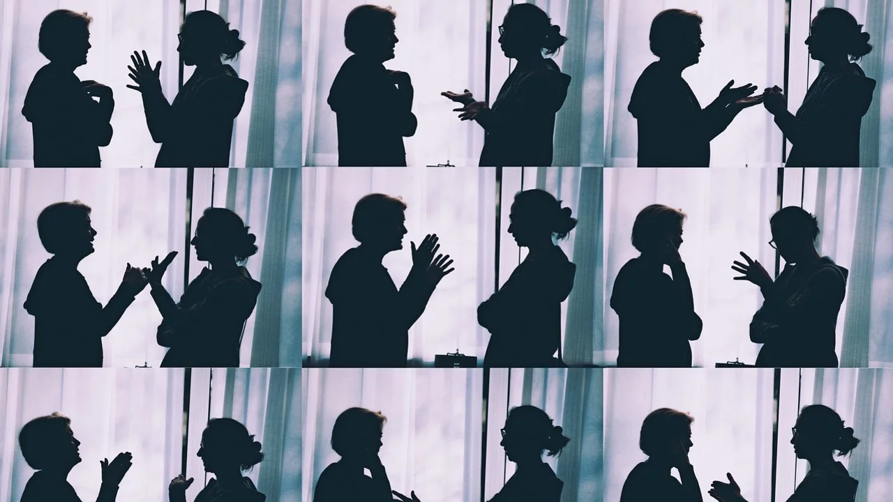 Menschen diskutieren miteinander