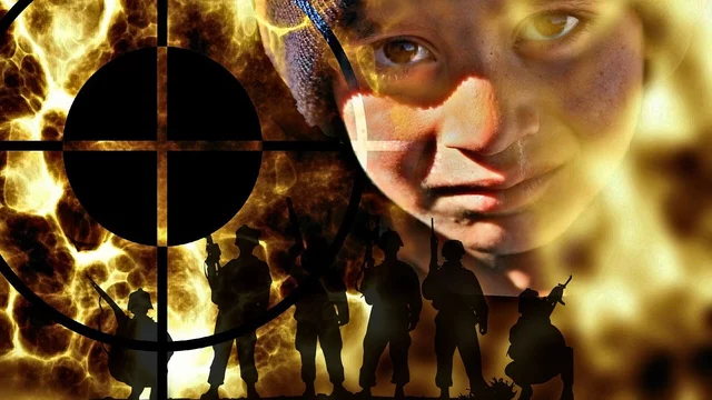 Im Vordergrund: Ein Junge blickt entsetzt in die Kamera, überall brennt es lichterloh. Man sieht im Hintergrund sechs Soldaten...
