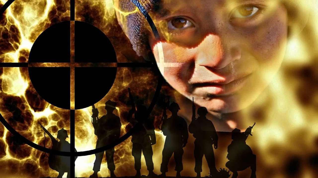 Im Vordergrund: Ein Junge blickt entsetzt in die Kamera, überall brennt es lichterloh. Man sieht im Hintergrund sechs Soldaten...