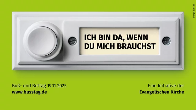 Ein Türknopf mit der Aufschrift „ICH BIN DA, WENN DU MICH BRAUCHST“. Der Hintergrund ist grün, und darunter steht „Buß- und Bettag 19.11.2025“ sowie „www.busstag.de“, verbunden mit einer Initiative der Evangelischen Kirche.