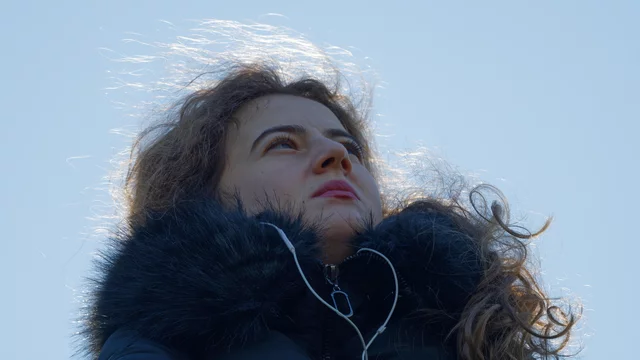 Ein Frau blickt in den Himmel. 