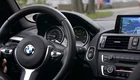 Innenraum eines BMW mit Blick auf Navi.