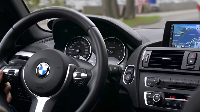 Innenraum eines BMW mit Blick auf Navi.