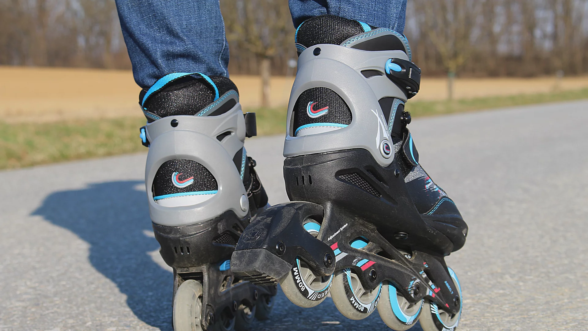 Ein Paar Inlineskates.