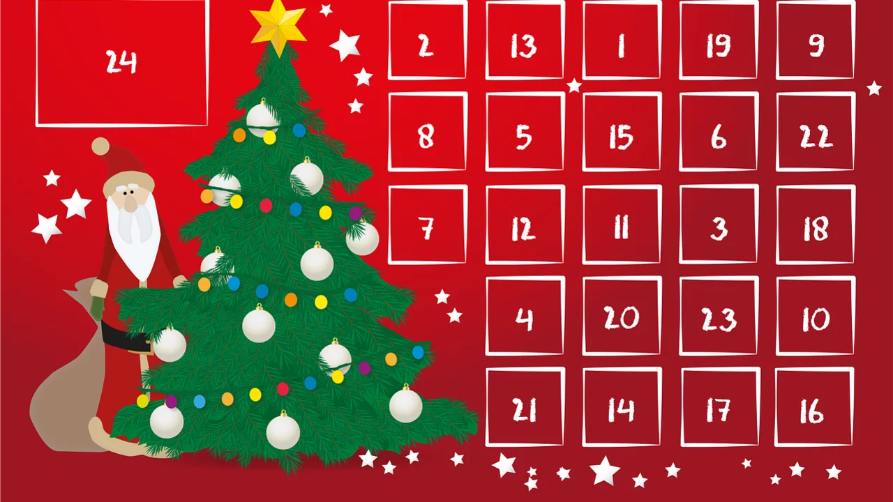 Ein roter Hintergrund mit dem Text „Frohe Weihnachten“. Im Vordergrund steht ein geschmückter Weihnachtsbaum mit einer Sternspitze, der von einem Weihnachtsmann und einer Katze begleitet wird. Es gibt ein Adventskalenderlayout mit zahlreichen nummerierten Kästchen und dem Platz für das 24. Türchen.