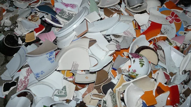 Viele Scherben auf einem Platz. 