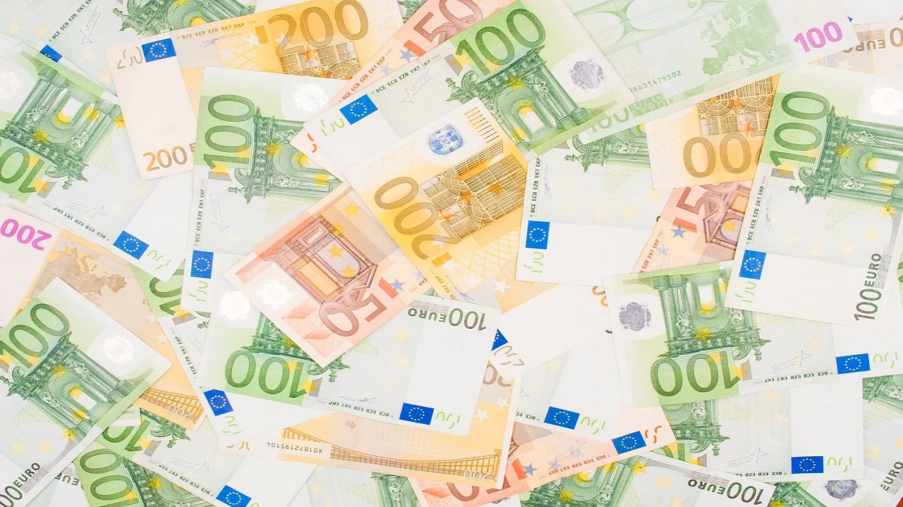 Euro-Scheine mit den Werten 50,100 und 200