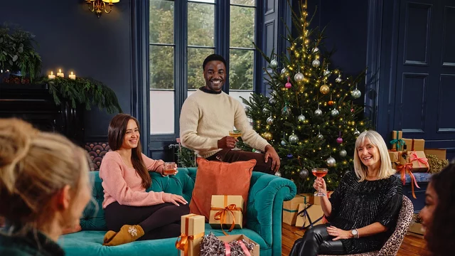 Gruppe vor einem Weihnachtsbaum 