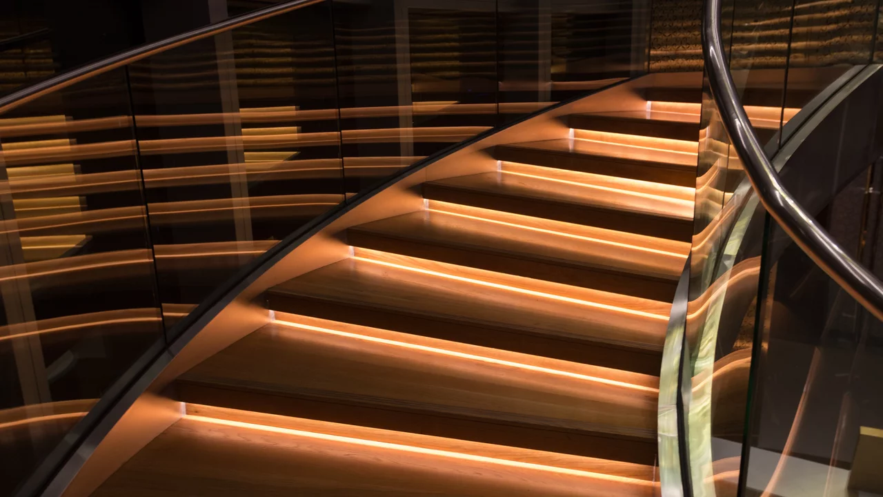 Treppenhaus mit beleuchteten Treppenstufen. 