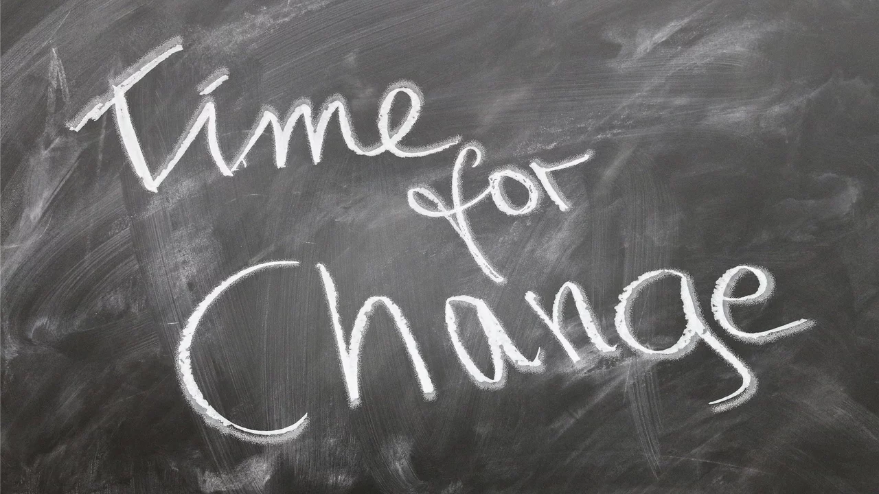 Auf einer Tafel steht in kreidiger Schrift der Satz: "Time for Change". Der Text vermittelt die Botschaft, dass es Zeit für Veränderungen ist.