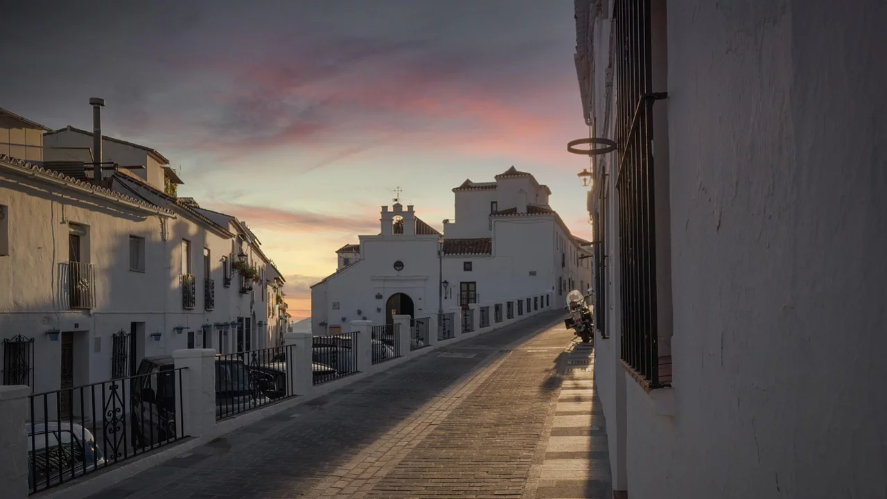 Schmale Straße bei Dämmerung