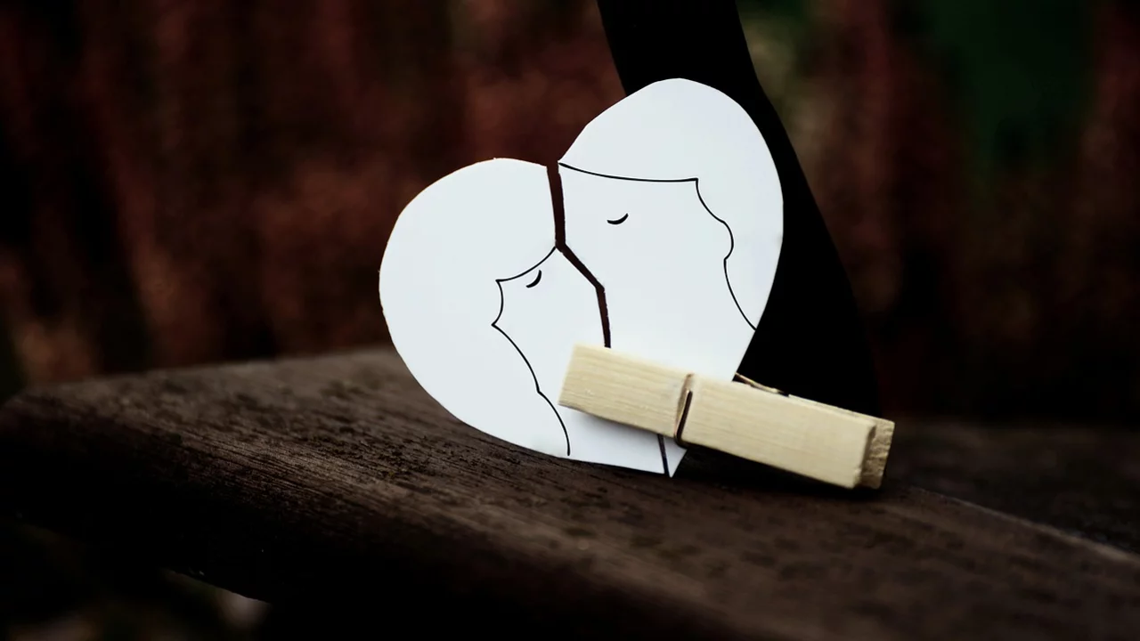 Herz, das eine Trennlinie zeigt und mit einer Klammer zusammengehalten wird. 