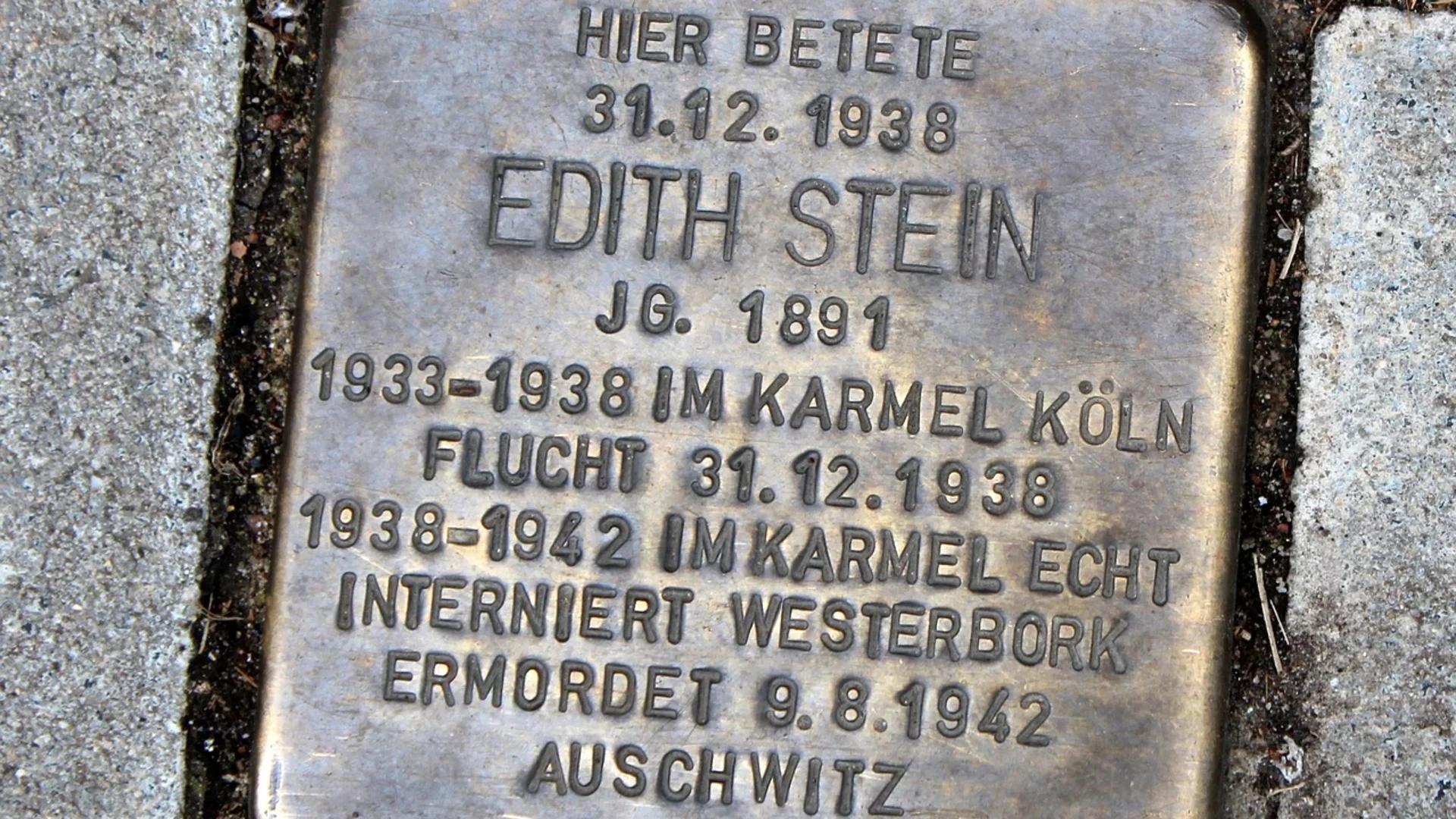 Eine Gedenktafel zu Ehren von Edith Stein, die am 31. Dezember 1938 betete. Sie wurde 1891 geboren, lebte von 1933 bis 1938 im Karmel in Köln, flüchtete am 31.12.1938, wurde interniert und am 9. August 1942 in Auschwitz ermordet.