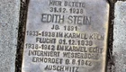 Eine Gedenktafel zu Ehren von Edith Stein, die am 31. Dezember 1938 betete. Sie wurde 1891 geboren, lebte von 1933 bis 1938 im Karmel in Köln, flüchtete am 31.12.1938, wurde interniert und am 9. August 1942 in Auschwitz ermordet.