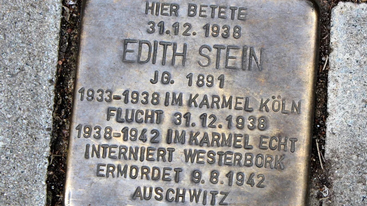 Eine Gedenktafel zu Ehren von Edith Stein, die am 31. Dezember 1938 betete. Sie wurde 1891 geboren, lebte von 1933 bis 1938 im Karmel in Köln, flüchtete am 31.12.1938, wurde interniert und am 9. August 1942 in Auschwitz ermordet.