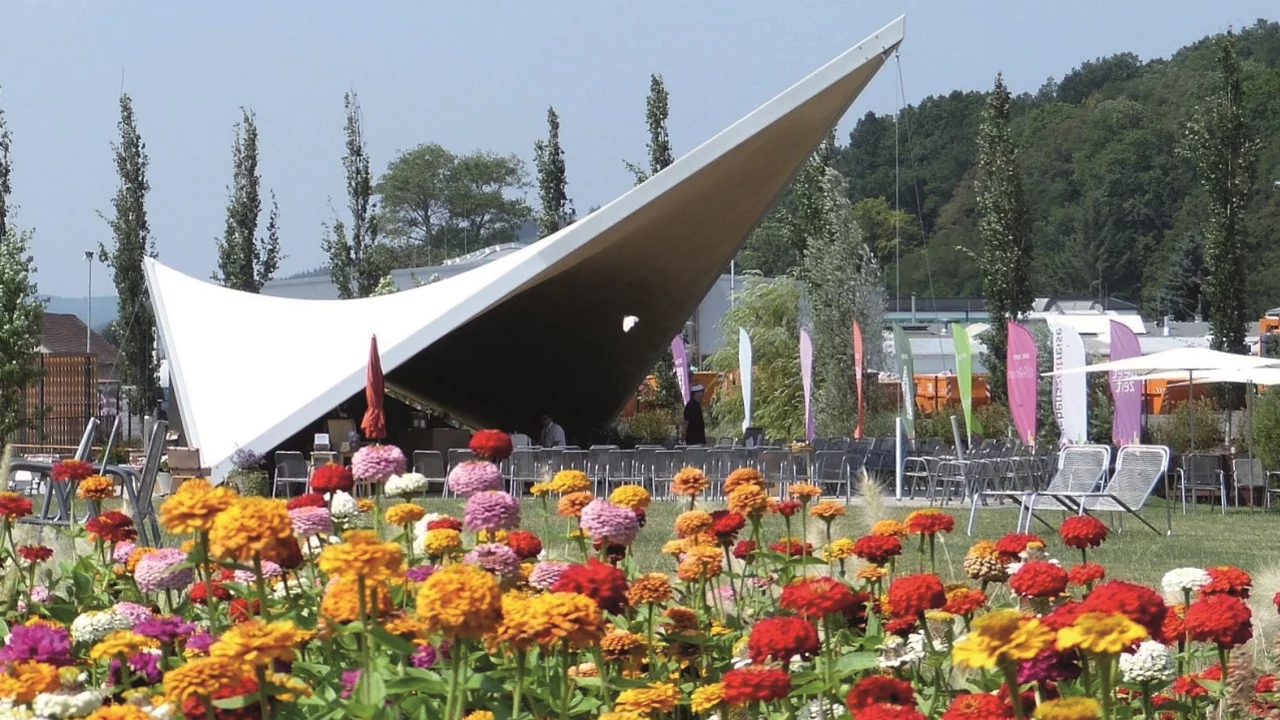 Festbühne mit Blumen