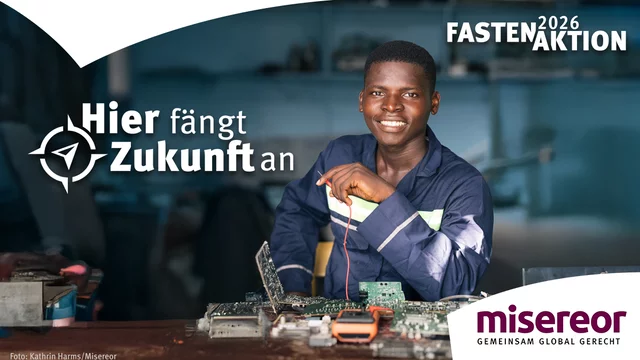 Ein junger Mann lächelt und arbeitet an einer elektronischen Platine. Neben ihm steht der Slogan „Hier fängt Zukunft an“. Das Bild vermittelt ein Gefühl von Hoffnung und der Möglichkeit, durch Bildung und Arbeit eine bessere Zukunft zu gestalten. Im Hintergrund sind Materialien und Werkzeuge sichtbar.