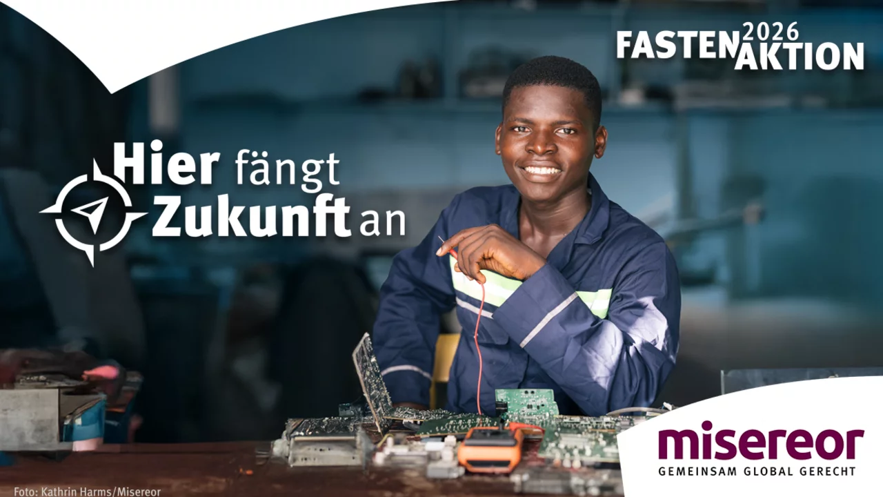 Ein junger Mann lächelt und arbeitet an einer elektronischen Platine. Neben ihm steht der Slogan „Hier fängt Zukunft an“. Das Bild vermittelt ein Gefühl von Hoffnung und der Möglichkeit, durch Bildung und Arbeit eine bessere Zukunft zu gestalten. Im Hintergrund sind Materialien und Werkzeuge sichtbar.
