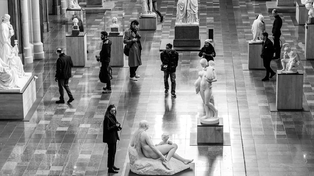 Ausstellung mit Statuen