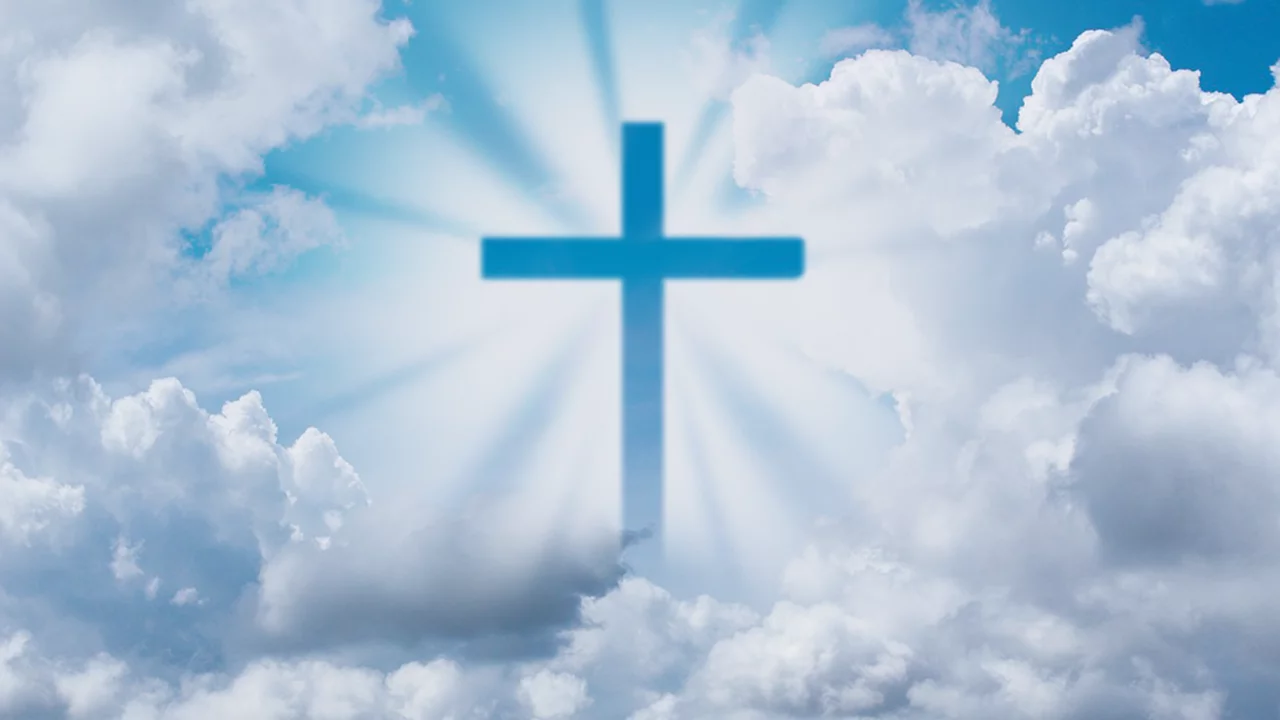 Himmel mit Wolken und Kreuz