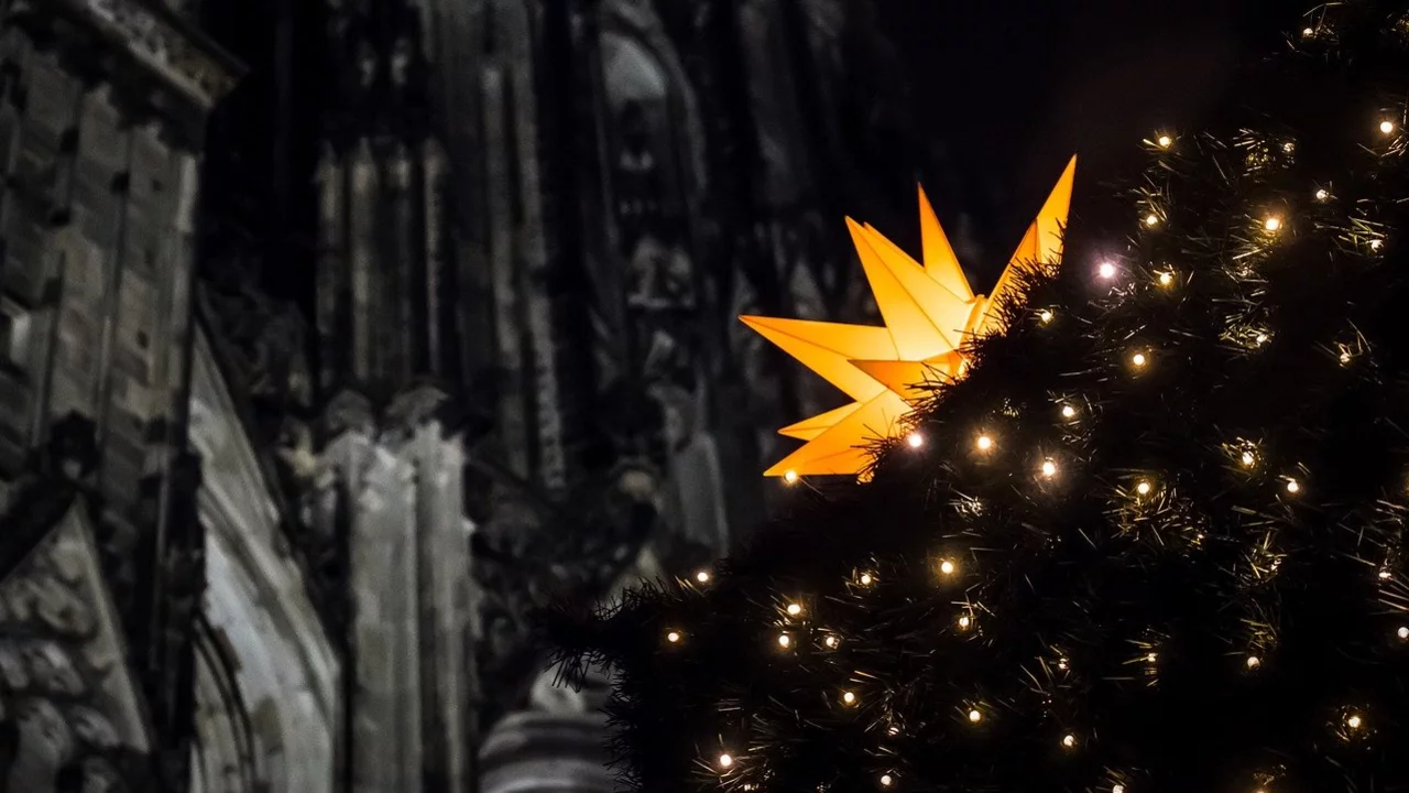 Weihnachtsbaum vor einer Kirche
