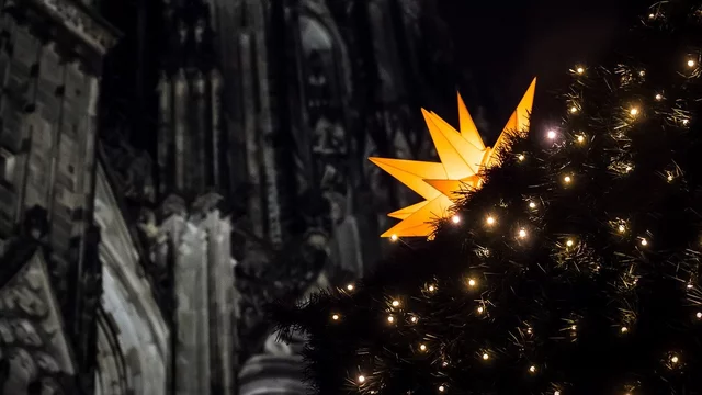 Weihnachtsbaum vor einer Kirche