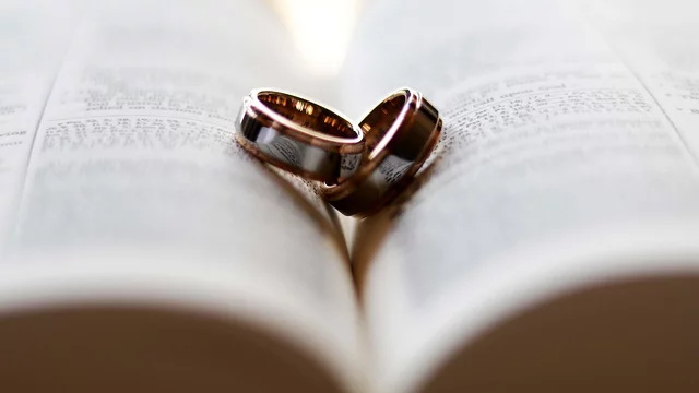 Ehering liegen auf der Bibel.