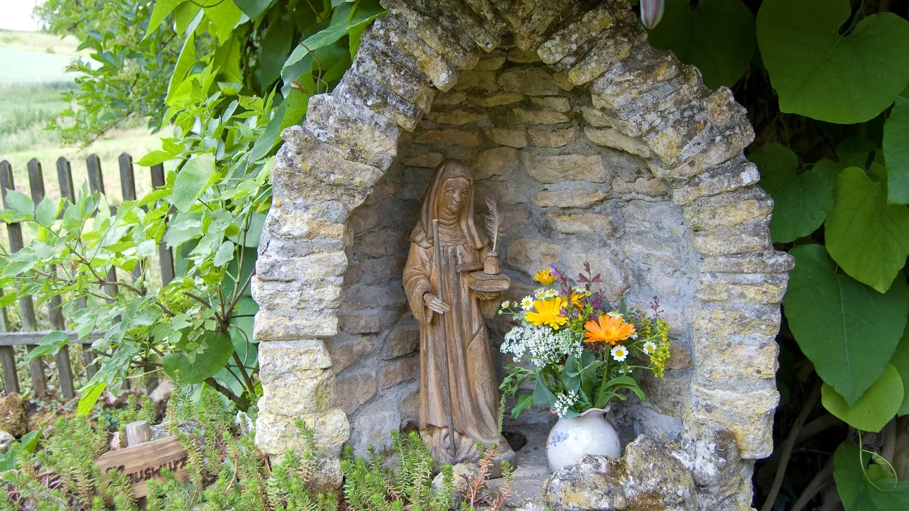 Garten mit Heiligenfigur