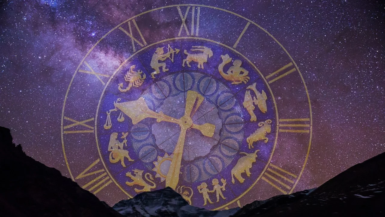 Hinter einem dunklen Gebirgshorizont leuchtet ein sternenreicher Himmel. Im Vordergrund ist ein großes, goldfarbenes Horoskop-Zifferblatt zu sehen, das die zwölf Tierkreiszeichen und die Stundenmarkierungen zeigt. Der Kontrast zwischen Himmel und Zifferblatt vermittelt eine mystische Atmosphäre.