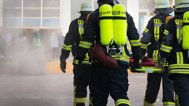 Feuerwehrmänner bei der Arbeit