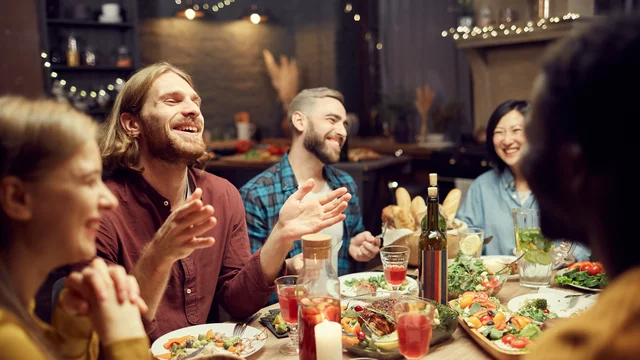 Menschen beim gemeinsamen Weihnachtsessen