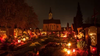 November: Kerzen für die Verstorbenen