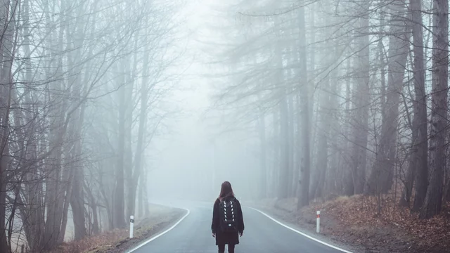 Einsamer Mensch auf Straße im Wals