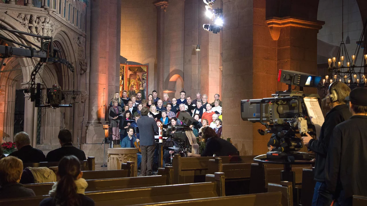 Kirchenchor vor einer Fernsehkamera